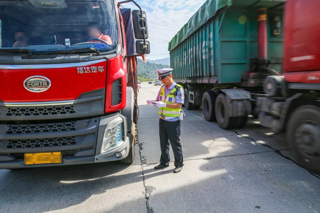 對(duì)超限超載車(chē)輛進(jìn)行處罰