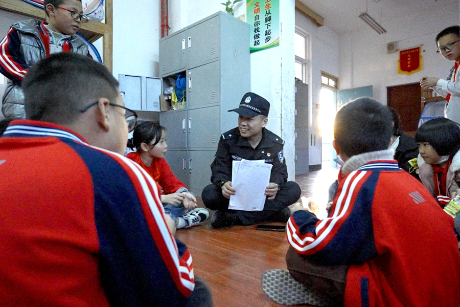 民警方佳地與學(xué)生談心。泉州市公安局泉港分局供圖