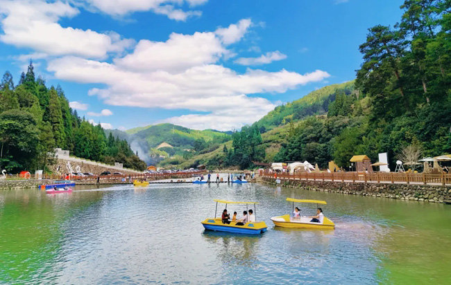 泛舟水面。魏知秋攝