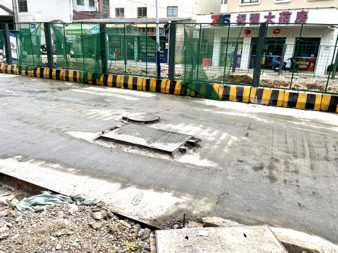 井蓋四周的地磚被去除，與路面形成明顯高度差。留言人供圖