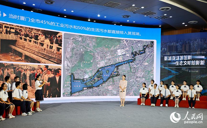 現(xiàn)場(chǎng)課例展示環(huán)節(jié)，以中學(xué)地理課為例，結(jié)合教材內(nèi)容講述廈門筼筜湖治理案例，引導(dǎo)學(xué)生理解習(xí)近平生態(tài)文明思想的深刻內(nèi)涵。人民網(wǎng) 黃東儀攝