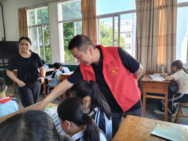 志愿者進(jìn)校園開展禁毒宣傳