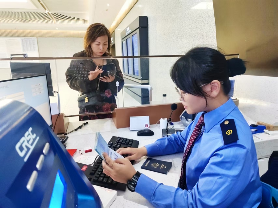 福州南站售票員為旅客辦理車票改簽手續(xù)。胡璐攝