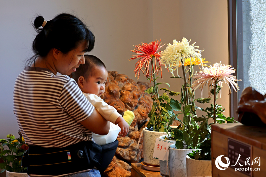 一對(duì)母子在廈門中山公園花展館內(nèi)參觀。人民網(wǎng)記者 陳博攝