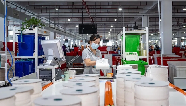 福建輔布司紡織有限公司生產(chǎn)車間采用工業(yè)互聯(lián)網(wǎng)平臺流水線作業(yè)。林雙偉 攝