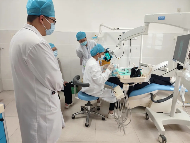 該院醫(yī)生在基層醫(yī)院開展新技術培訓