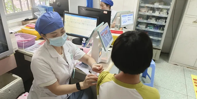 航城街道社區(qū)衛(wèi)生服務(wù)中心開展HPV疫苗免費(fèi)接種服務(wù)。長樂區(qū)衛(wèi)健局供圖