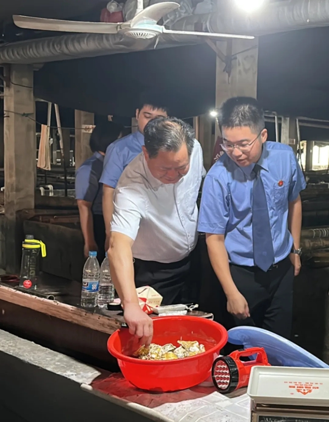 檢察干警了解水產(chǎn)