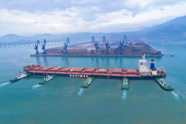 20萬噸級(jí)散貨船“礦石希望”號(hào)外輪順利靠泊松下港區(qū)牛頭灣作業(yè)區(qū)12#泊位