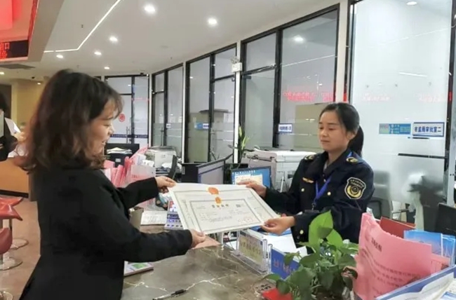 辦理“個轉(zhuǎn)企”直接變更登記，并現(xiàn)場領(lǐng)取營業(yè)執(zhí)照