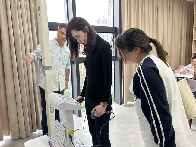 現(xiàn)場體驗“健康驛站”配備的檢測設(shè)備