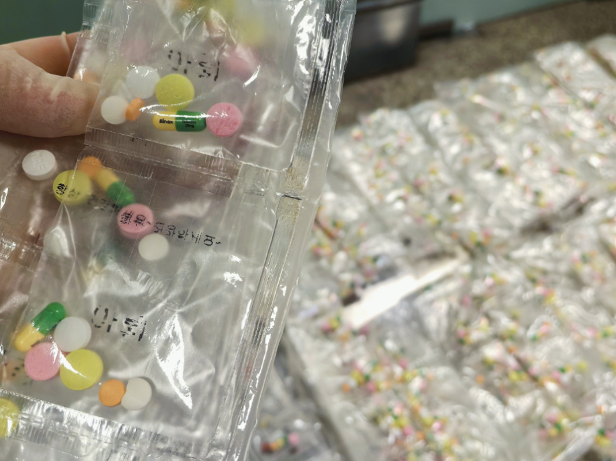 海關(guān)關(guān)員在行李箱內(nèi)發(fā)現(xiàn)的不同顏色、不同形狀，僅用透明塑料袋簡(jiǎn)單包裝的彩色藥品。謝臻攝