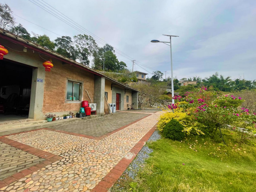 上鳳門垅自然村一農(nóng)戶屋前環(huán)境。朱靈塬攝