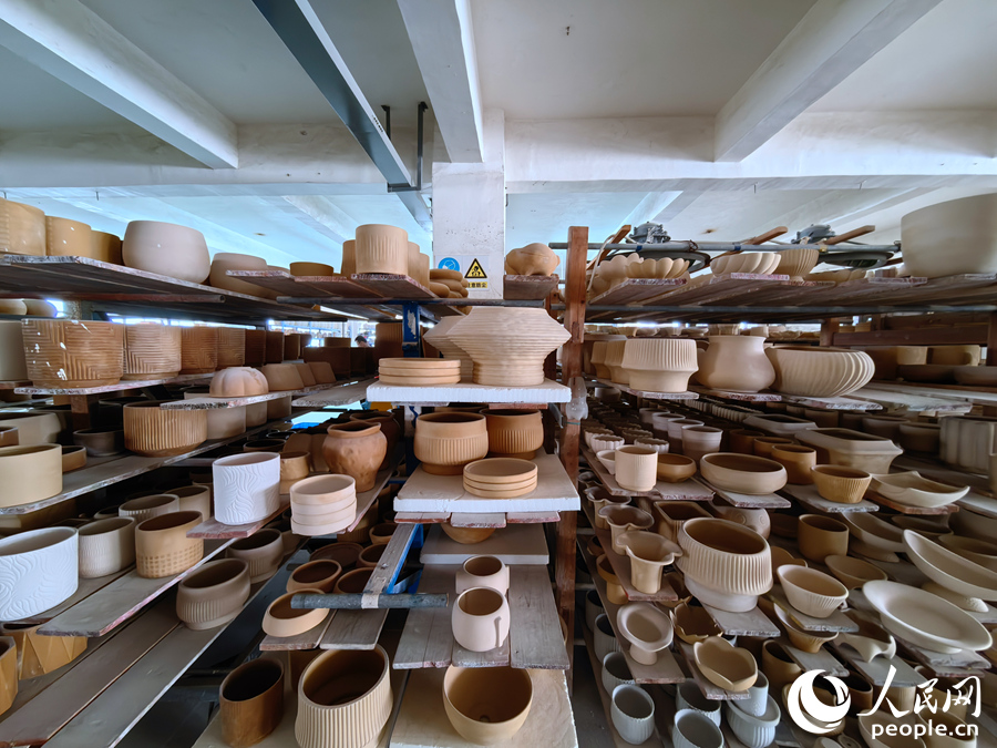 在德化一家陶瓷生產(chǎn)企業(yè)，陶瓷產(chǎn)品擺滿了貨架。人民網(wǎng) 蘇海森攝