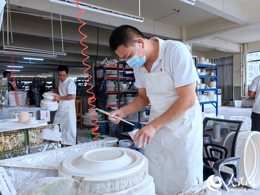 11月14日，在德化一家陶瓷生產(chǎn)企業(yè)，工人在打磨陶瓷產(chǎn)品。人民網(wǎng) 蘇海森攝