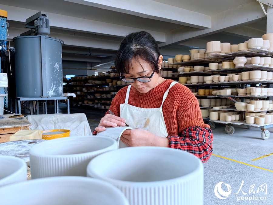 11月14日，在德化一家陶瓷生產(chǎn)企業(yè)，工人正手工處理陶瓷產(chǎn)品紋理。人民網(wǎng) 蘇海森攝