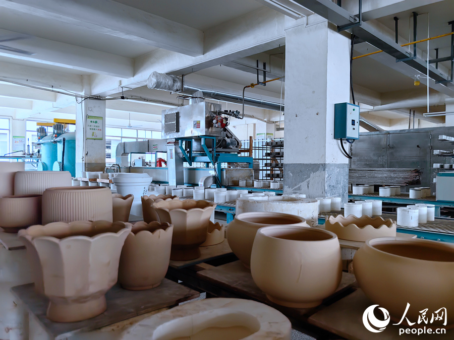 在德化一家陶瓷生產(chǎn)企業(yè)，車間擺滿了陶瓷半成品。人民網(wǎng) 蘇海森攝