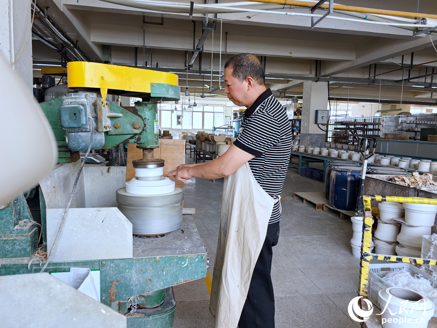 11月14日，在德化一家陶瓷生產(chǎn)企業(yè)，工人在車間里忙碌。人民網(wǎng) 蘇海森攝