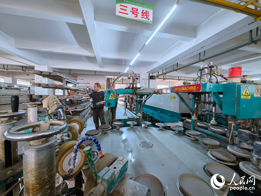 11月14日，在德化一家陶瓷生產(chǎn)企業(yè)，工人在車間里忙碌。人民網(wǎng) 蘇海森攝