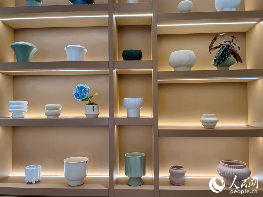 在德化一家陶瓷生產(chǎn)企業(yè)展廳里，各類陶瓷工藝花盆、多肉花盆琳瑯滿目。人民網(wǎng) 蘇海森攝