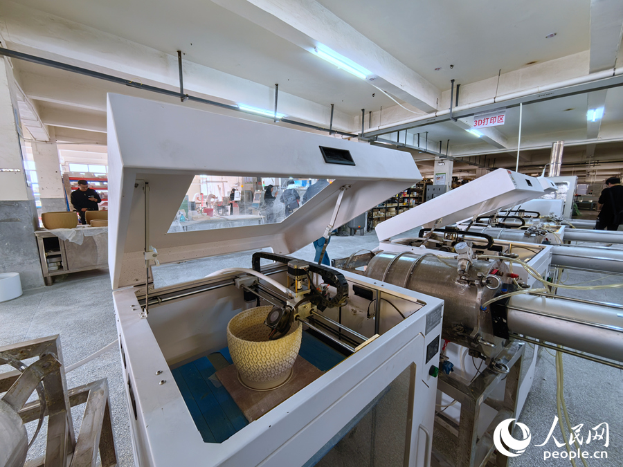 在德化縣一家陶瓷企業(yè)生產(chǎn)車間里，3D打印機在“制作”陶瓷產(chǎn)品。人民網(wǎng) 蘇海森攝