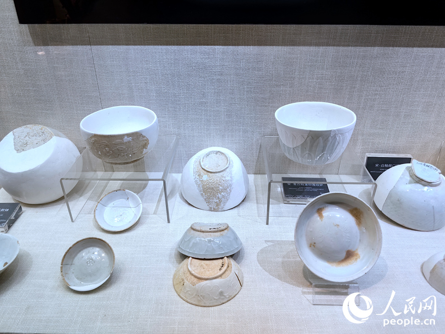 宋元德化窯展示館展出的古瓷器。人民網(wǎng) 蘇海森攝