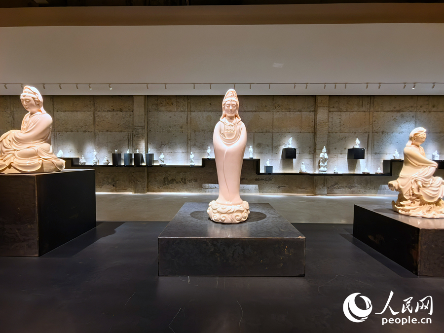 在德化縣的一處陶瓷藝術(shù)館里，各種瓷雕藝術(shù)品展現(xiàn)了該縣悠久的陶瓷歷史與精湛的陶瓷工藝。人民網(wǎng) 蘇海森攝