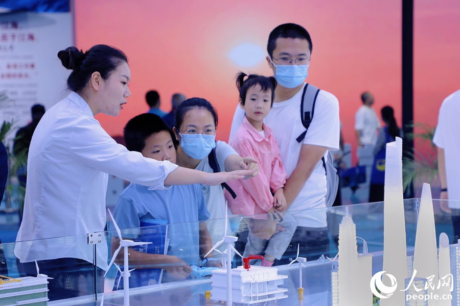 參展商向觀眾介紹航海裝備使用情況。人民網(wǎng) 李唯一攝