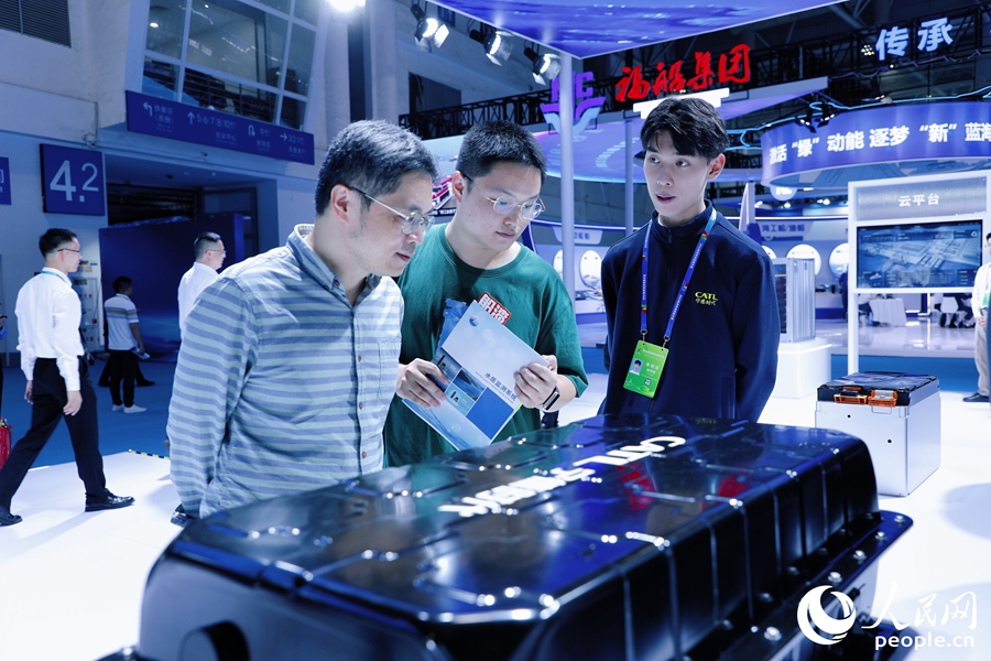 觀眾在寧德時代展區(qū)了解新能源電池有關(guān)情況。人民網(wǎng) 李唯一攝