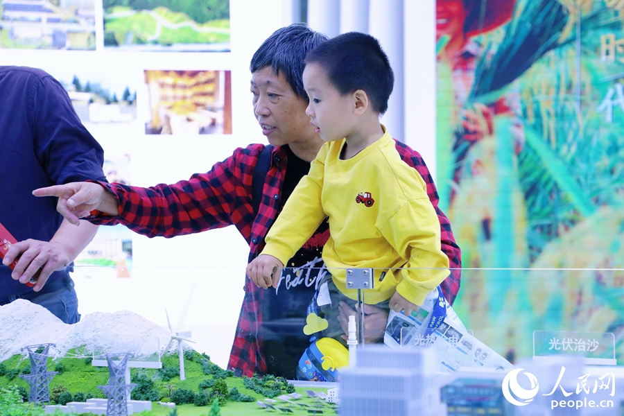 觀眾參觀三峽工程沙盤。人民網(wǎng) 李唯一攝