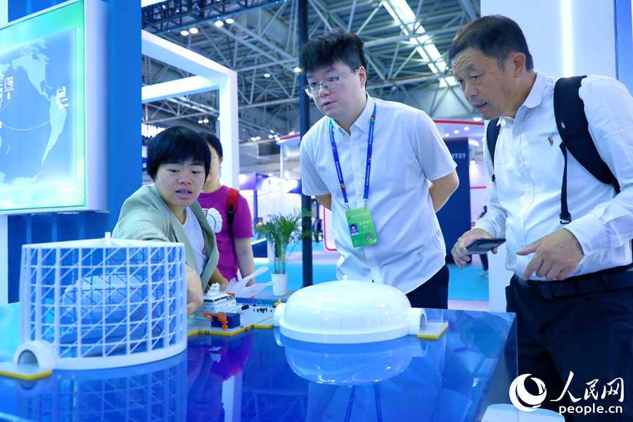 觀眾參觀“翻轉(zhuǎn)漁場”模型。人民網(wǎng) 李唯一攝