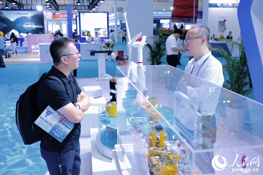 觀眾向參展商了解航海裝備。人民網(wǎng) 李唯一攝