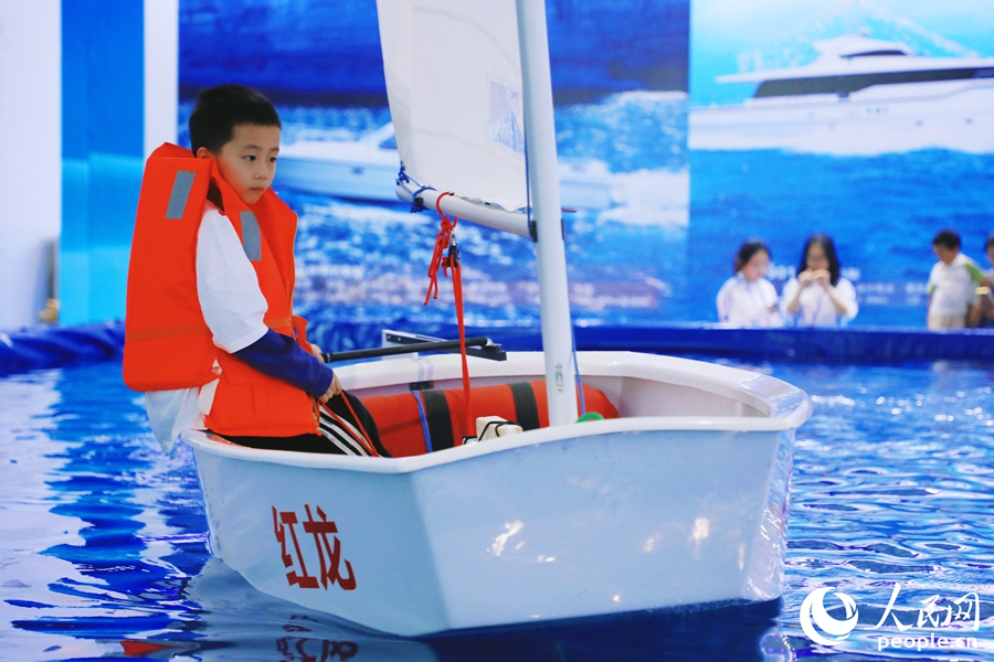 小朋友在展廳參與游艇體驗。人民網(wǎng) 李唯一攝