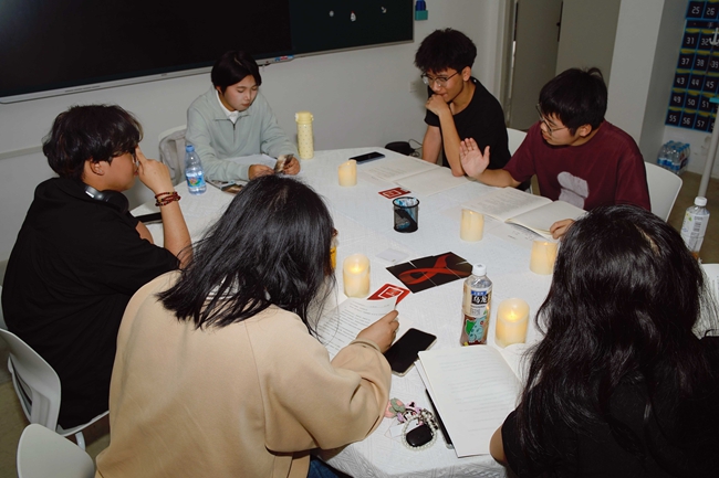 大學(xué)生體驗劇本殺