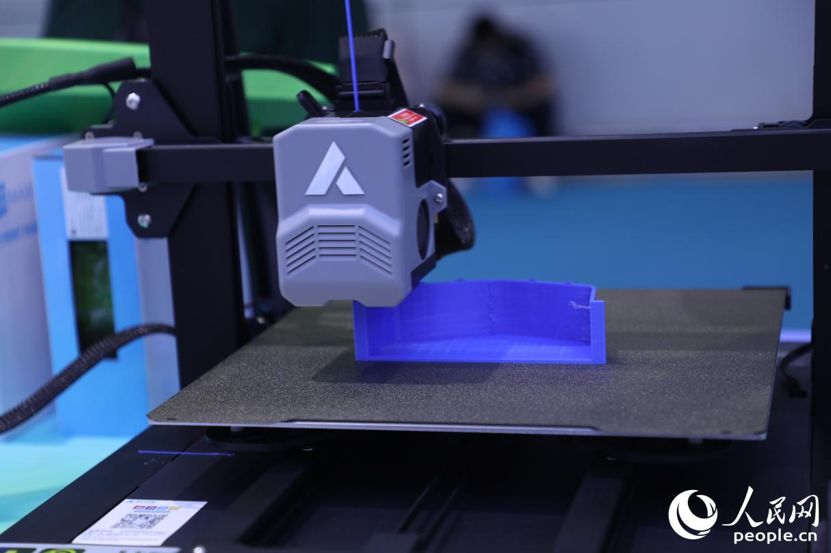 展覽現(xiàn)場模擬船艇3D打印技術(shù)的打印過程。人民網(wǎng) 李唯一攝