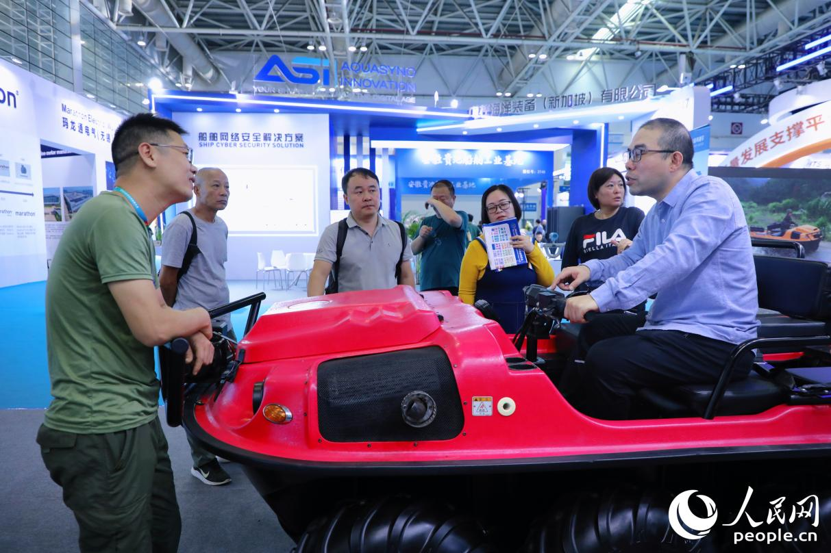 觀眾向參展商了解游艇有關(guān)情況。人民網(wǎng) 李唯一攝