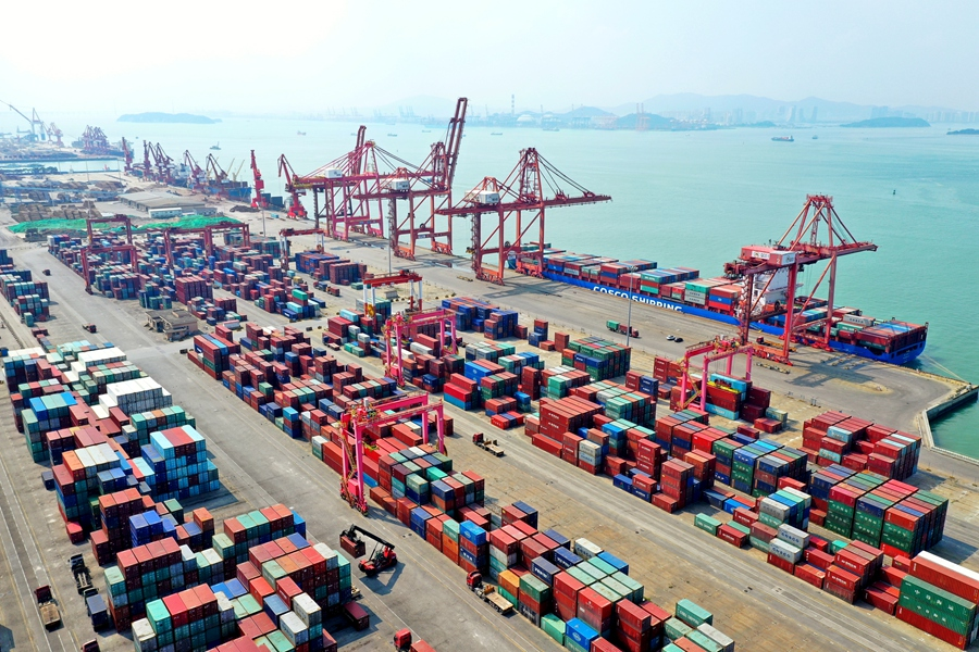 位于廈門(mén)灣南岸的招銀港區(qū)一片繁忙景象。漳州開(kāi)發(fā)區(qū)黨委宣傳部供圖