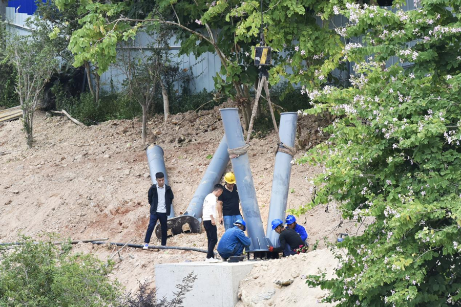 工人配合吊機(jī)安裝無(wú)障礙設(shè)施組建。吳振湖攝