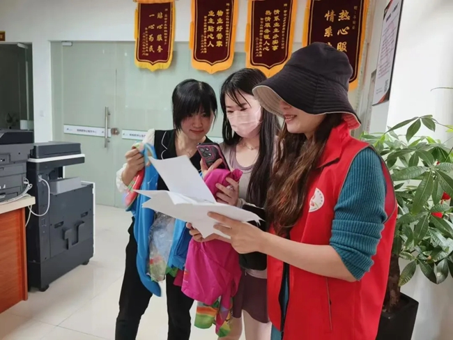 新羅區(qū)紅坊鎮(zhèn)紫金山社區(qū)推廣“社區(qū)e家”隨手拍功能，小區(qū)居民積極“掃碼”參與