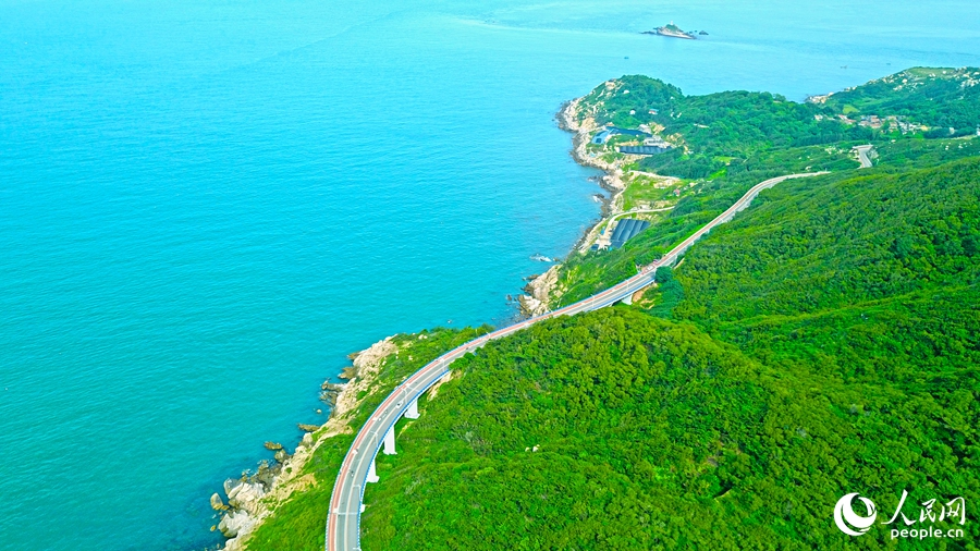 東山島藍(lán)色的海洋與蒼郁的叢林相得益彰。人民網(wǎng) 李昌乾攝