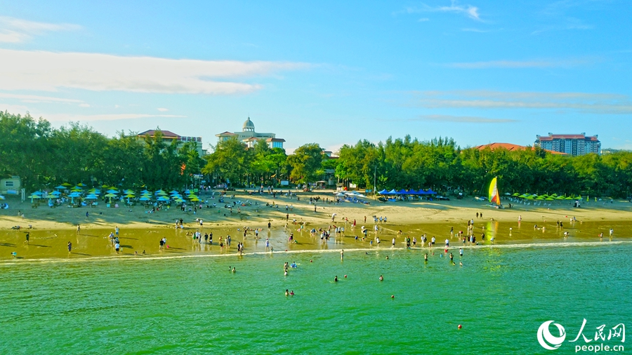 東山縣馬鑾灣海面波光粼粼，海水清澈蔚藍(lán)，游客熙熙攘攘。人民網(wǎng) 李昌乾攝