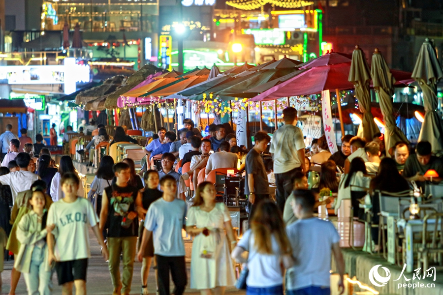 東山縣南門灣游客絡(luò)繹不絕。人民網(wǎng) 李昌乾攝