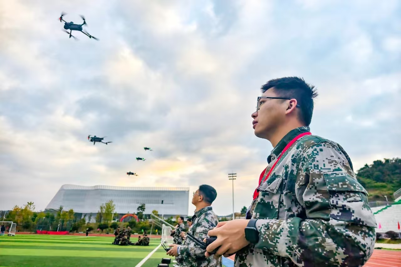 “飛手”正在操作無(wú)人機(jī)