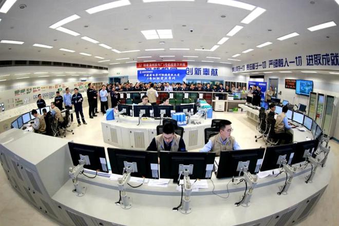 工作人員在查看漳州核電1號機(jī)組各項(xiàng)技術(shù)指標(biāo)。中核國電漳州能源供圖