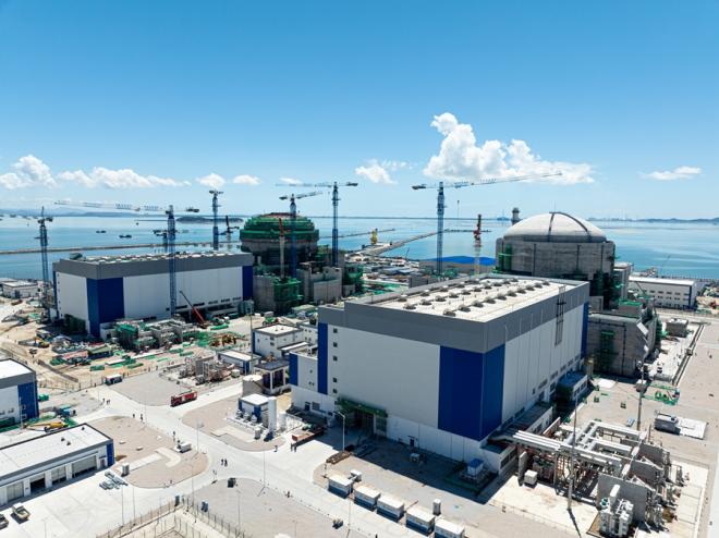 漳州核電1號機(jī)組（右）。中核國電漳州能源供圖