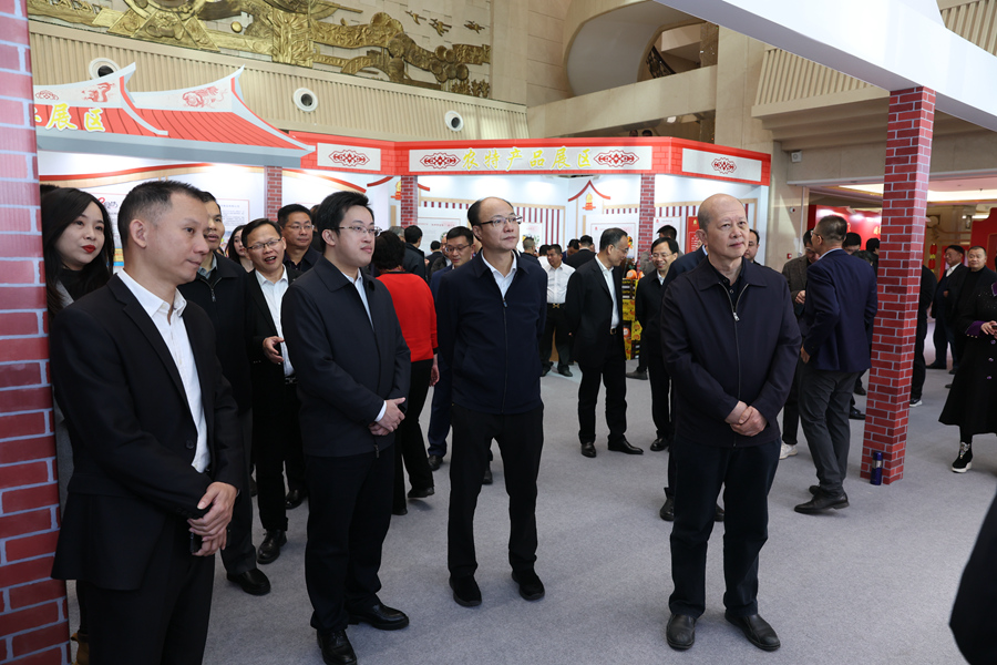 嘉賓巡展。長(zhǎng)泰區(qū)融媒體中心供圖