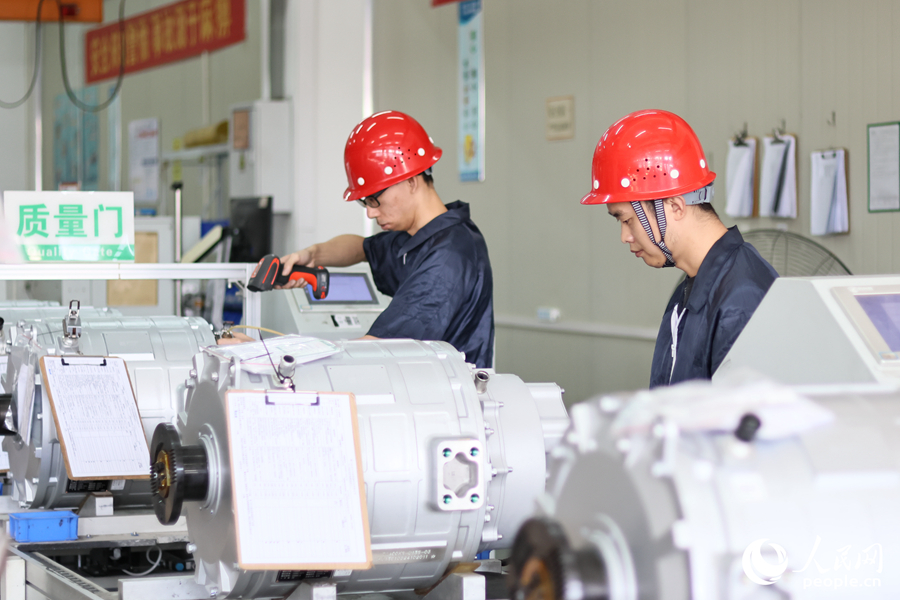 金龍新能源車間內(nèi)，技術(shù)人員進(jìn)行電機(jī)電控關(guān)鍵技術(shù)組裝。人民網(wǎng) 李昌乾攝