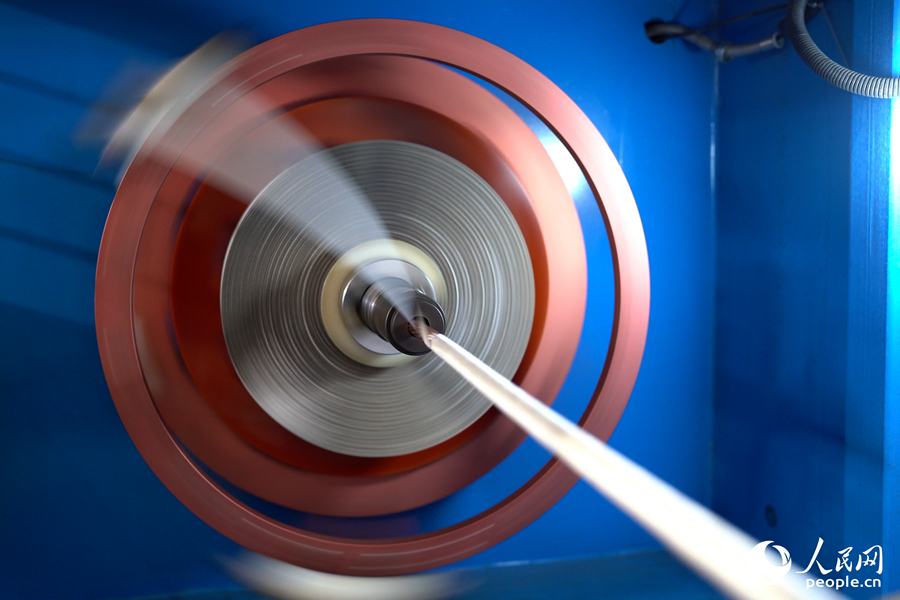 通過技術(shù)升級，輝陽電纜生產(chǎn)端實(shí)現(xiàn)大幅提速。人民網(wǎng)記者 蘭志飛攝