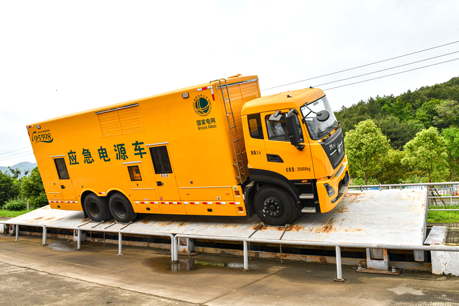 應(yīng)急電源車在側(cè)翻試驗(yàn)臺(tái)上進(jìn)行測試。暢豐專汽供圖