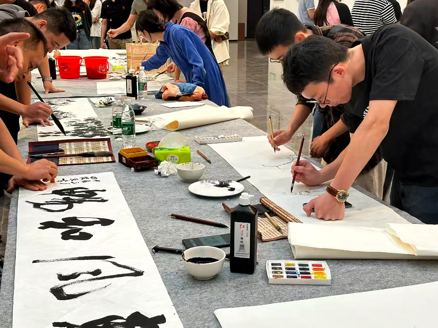 在詔安縣，群眾學(xué)習(xí)書畫積極性高。詔安縣委宣傳部供圖